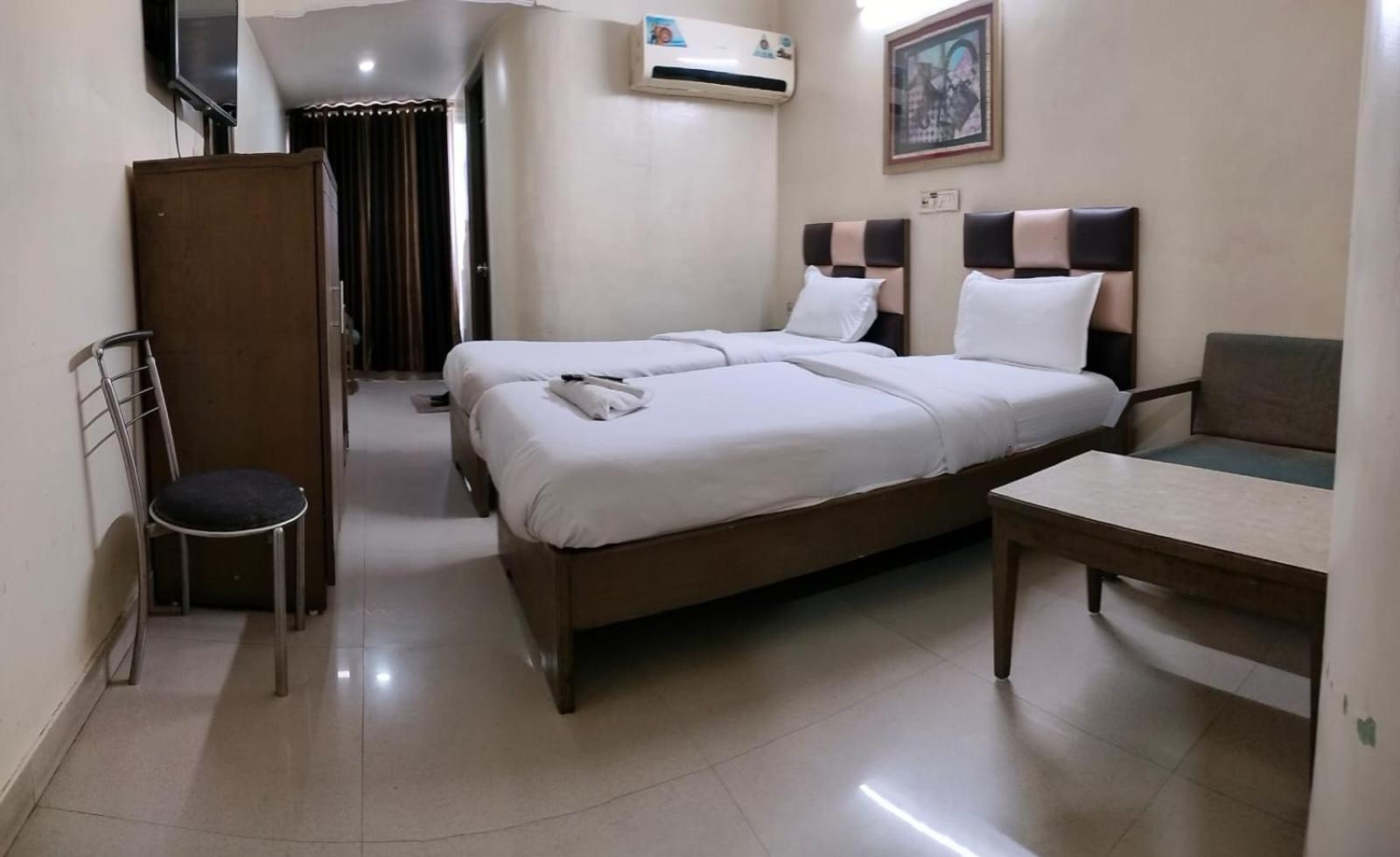 Hotel Zenith Surat Luaran gambar