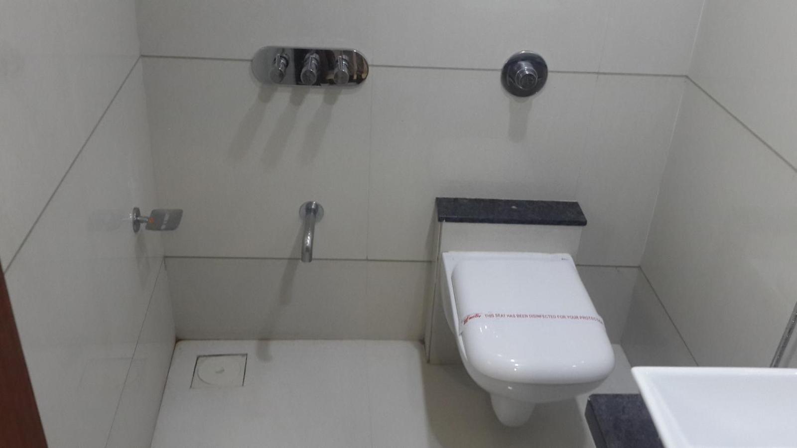 Hotel Zenith Surat Luaran gambar
